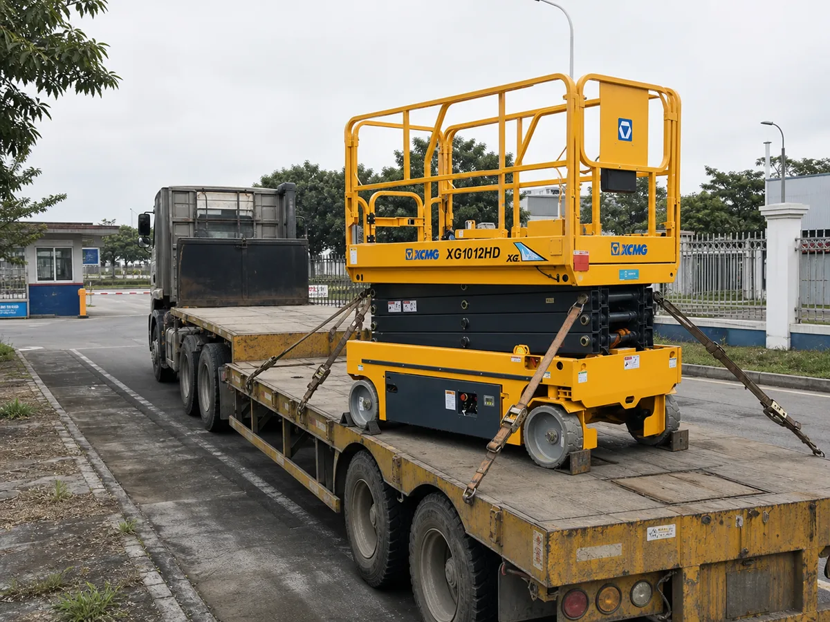 Vận chuyển xe nâng người XCMG bằng xe tải sàn thấp