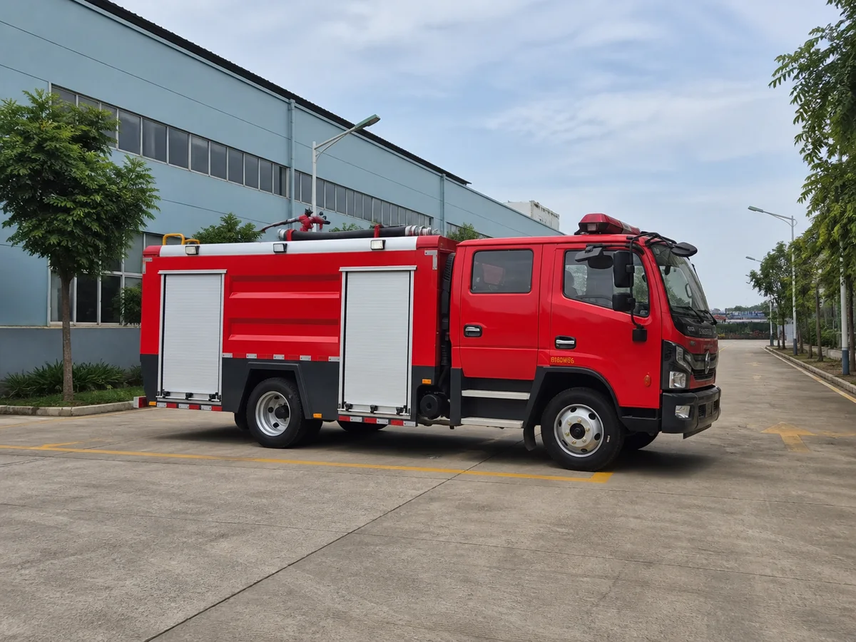 Xe cứu hỏa Dongfeng đỗ tại vị trí trực trong nhà máy