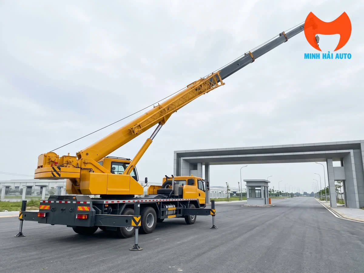 Xe cẩu bánh lốp XCMG nhìn từ phía sau tại khu vực đường nội bộ