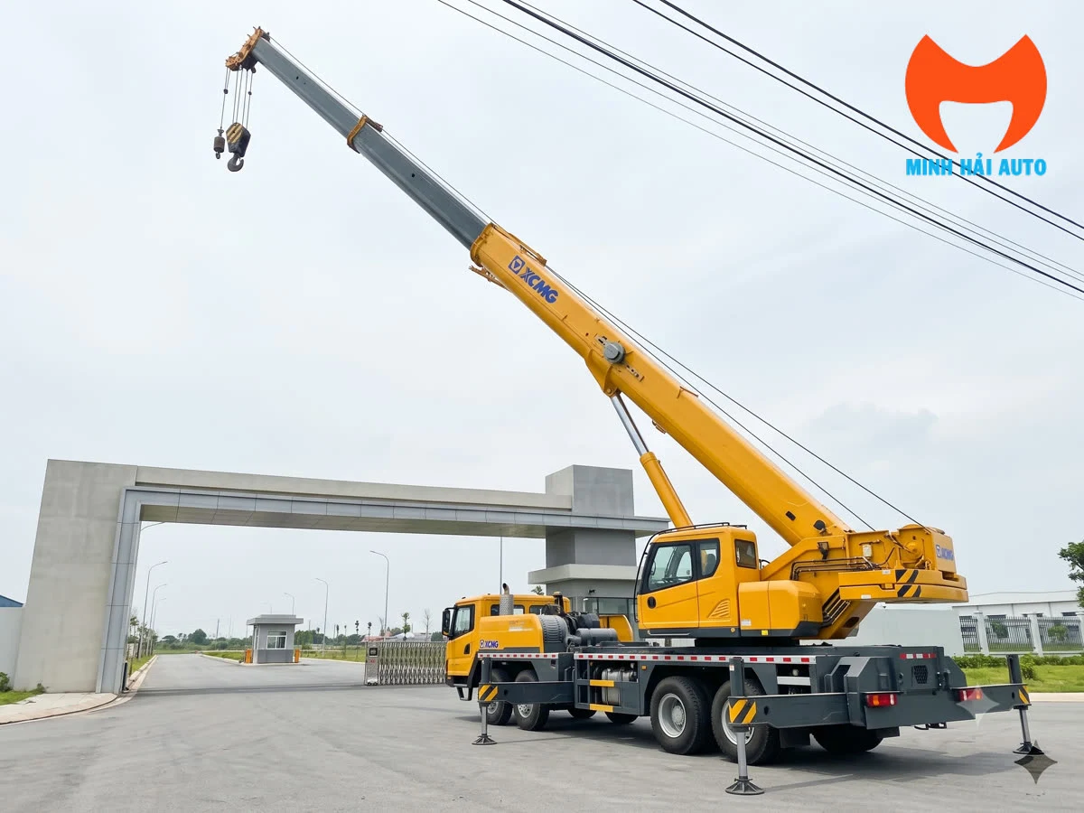 Xe cẩu bánh lốp XCMG nâng cần tại khu vực công nghiệp