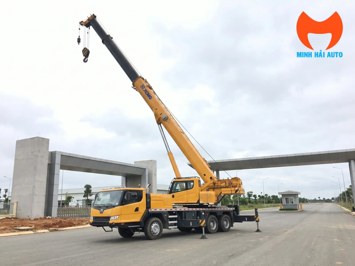 Xe cẩu bánh lốp XCMG di chuyển trên tuyến nội bộ khu công nghiệp