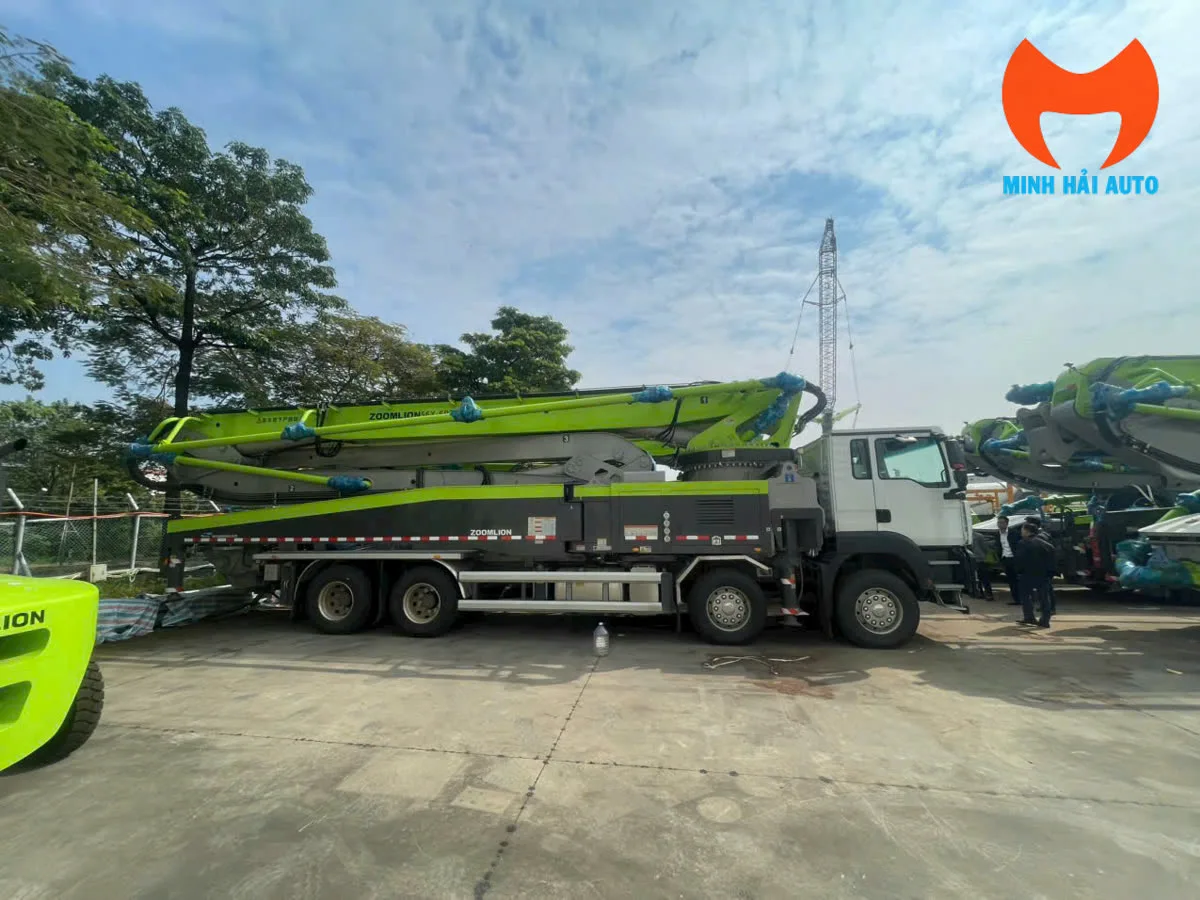 Thân xe và cụm cần bơm gập của xe bơm bê tông Zoomlion