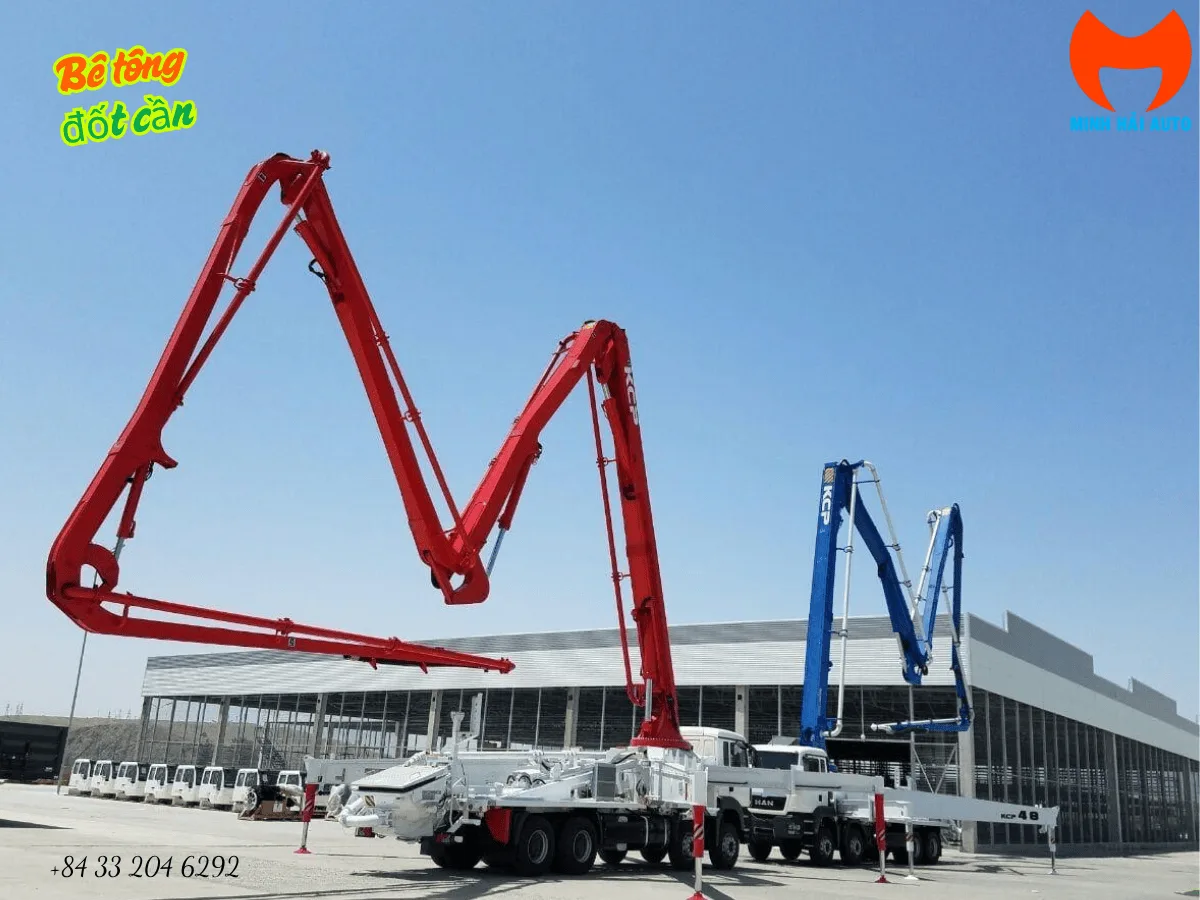 Các xe bơm bê tông KCP triển khai cần tại khu vực nhà xưởng
