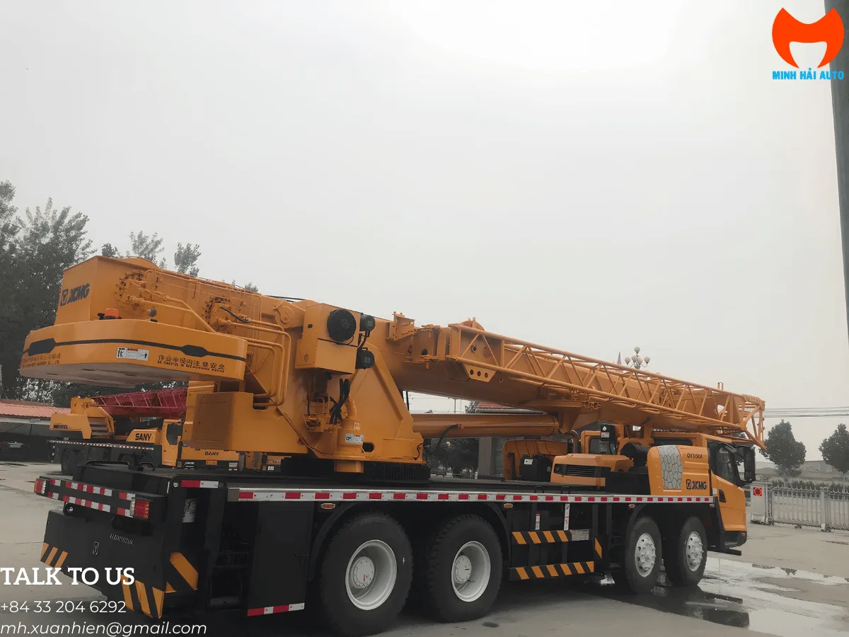 Xe cẩu bánh lốp 70 tấn XCMG nâng hạ cấu kiện tại công trường xây dựng
