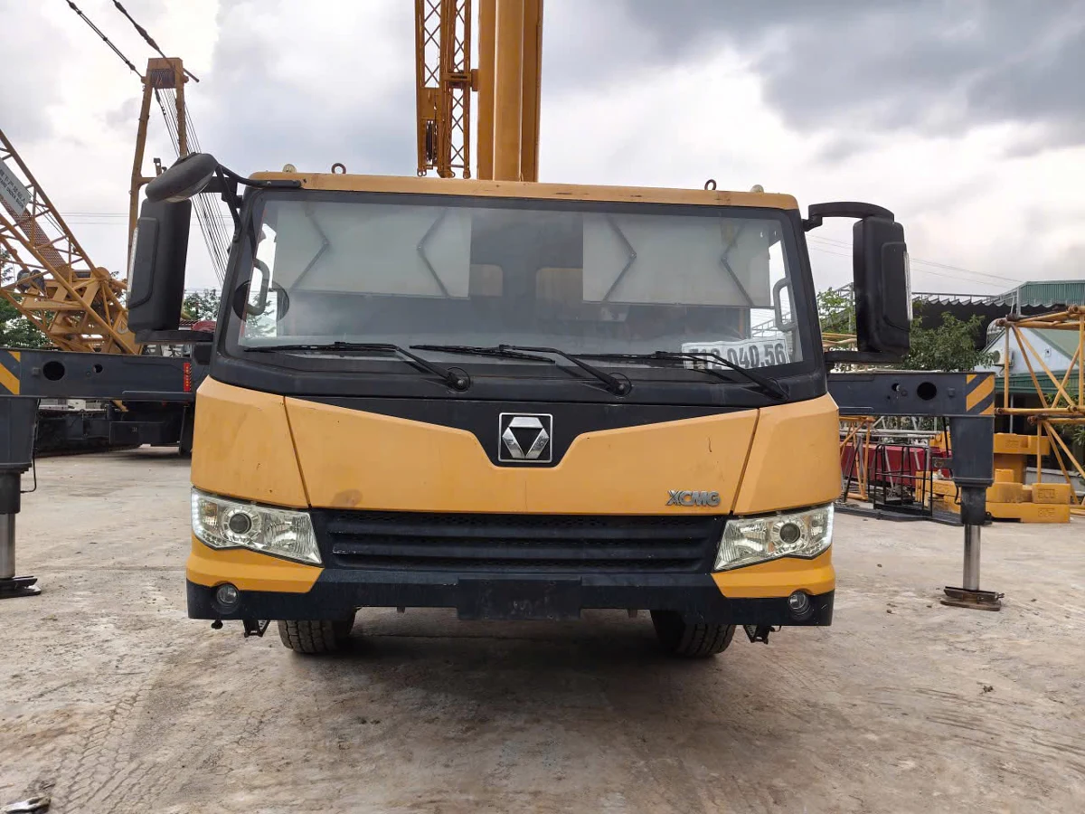 Cabin dưới và đầu xe cẩu bánh lốp XCMG đã qua sử dụng