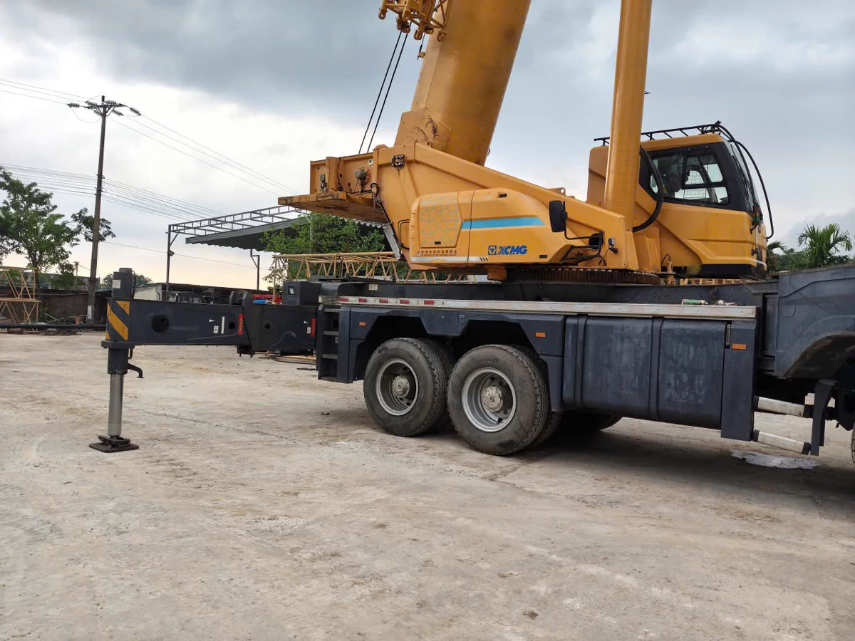 Chân chống xe cẩu bánh lốp XCMG đã qua sử dụng đang mở