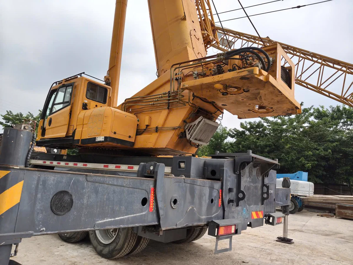 Đường ống thủy lực và khu vực quay toa xe cẩu bánh lốp XCMG cũ