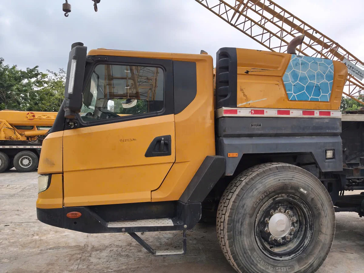 Cabin xe nền và bánh trước xe cẩu bánh lốp đã qua sử dụng