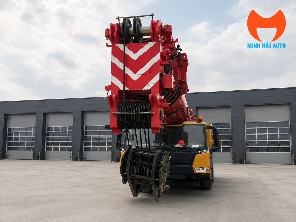 Cụm puly cáp và móc của xe cẩu bánh lốp ở trạng thái thu gọn