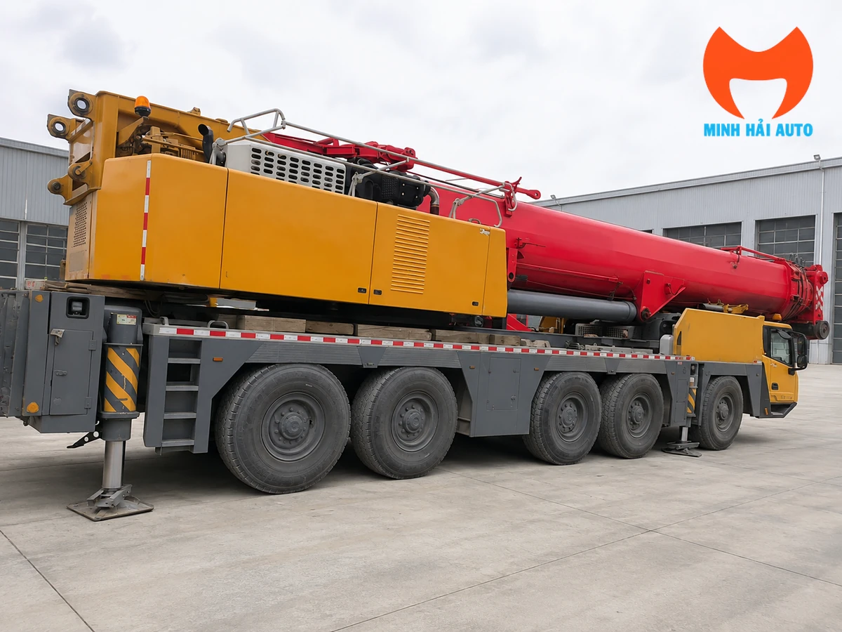 Xe cẩu bánh lốp nhìn từ phía sau bên hông