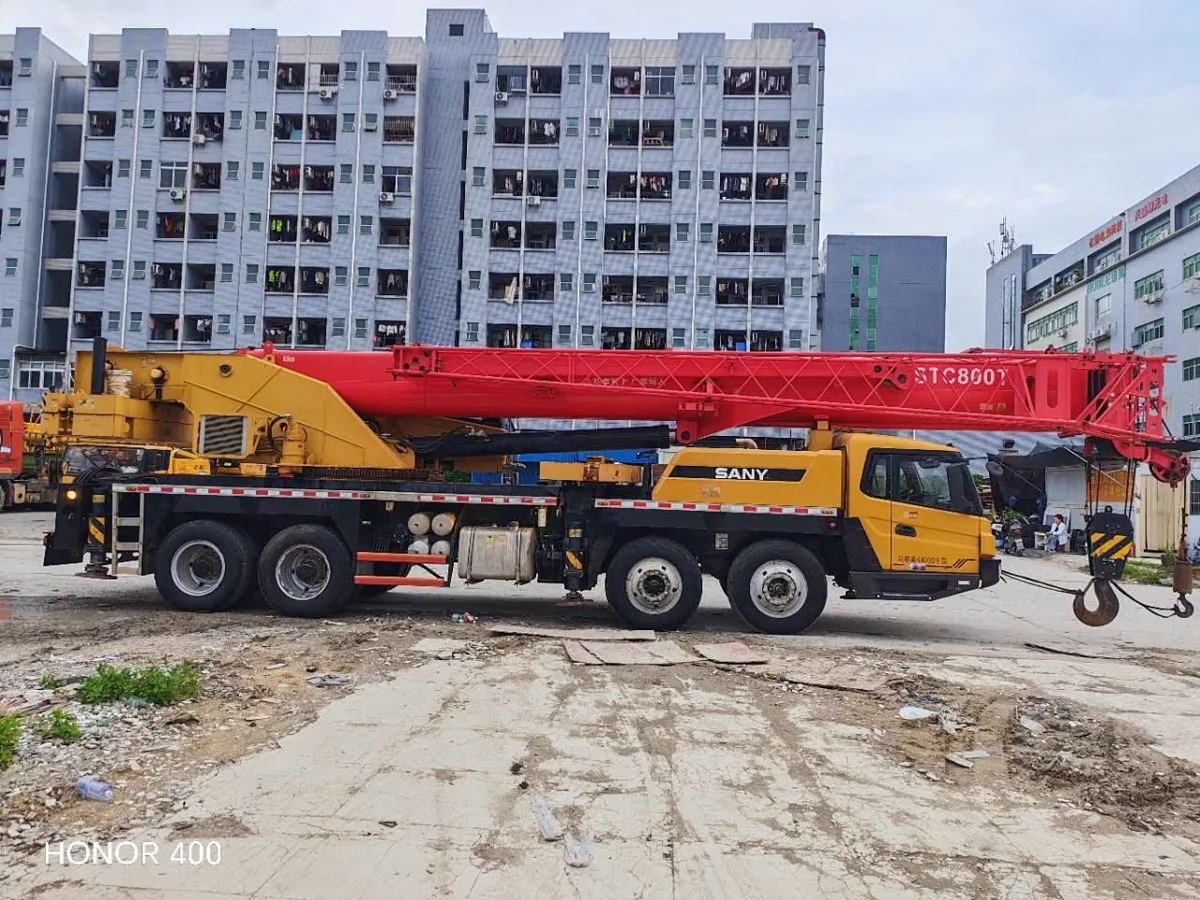 Góc ngang xe cẩu bánh lốp SANY trên đường nội bộ công trường