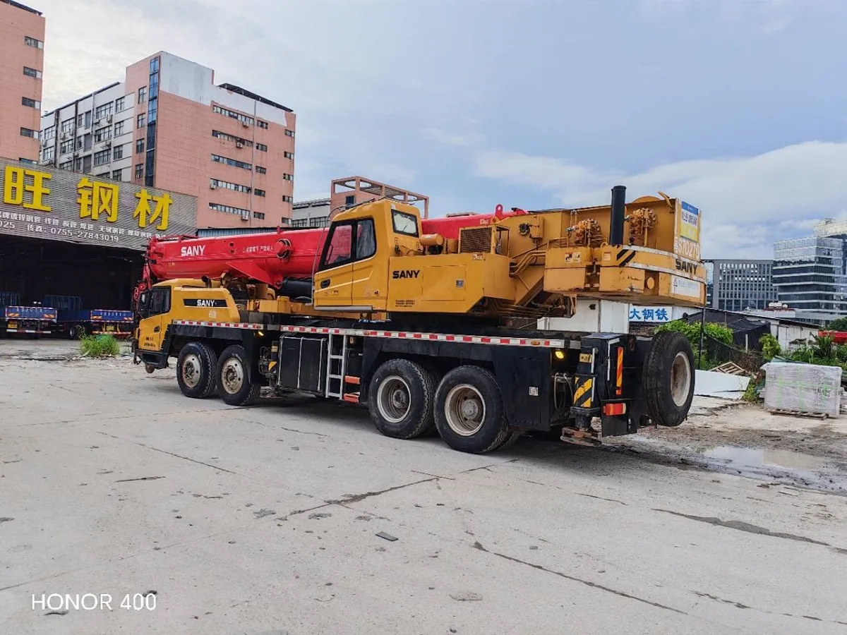 Góc sau xe cẩu bánh lốp SANY tại khu vực tiếp nhận công trường