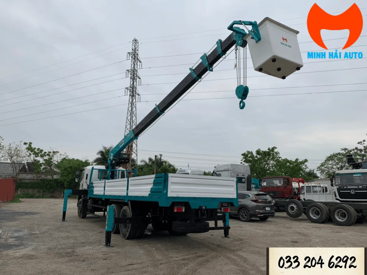 Xe ô tô nâng người Dasan kết hợp giỏ làm việc và chân chống