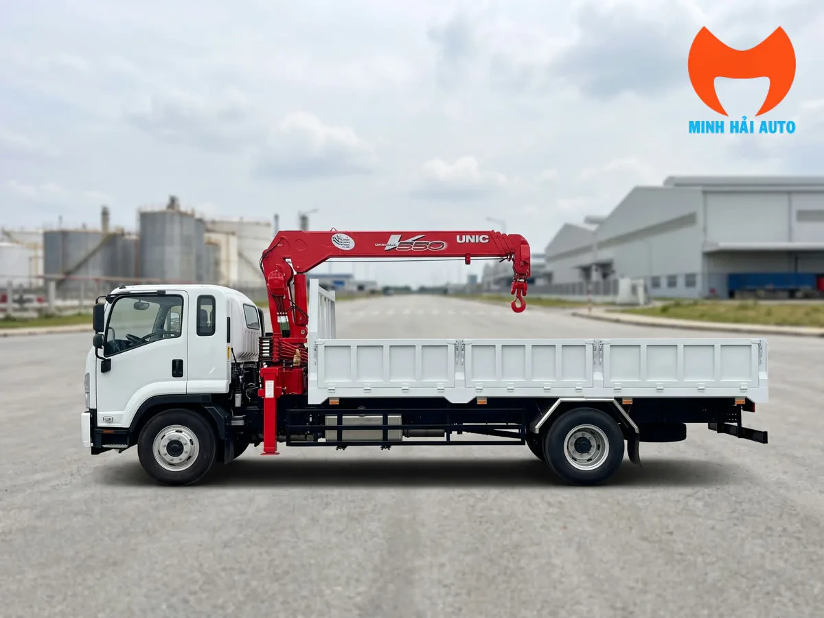 Xe tải hai trục gắn cẩu với thùng lửng nhìn ngang