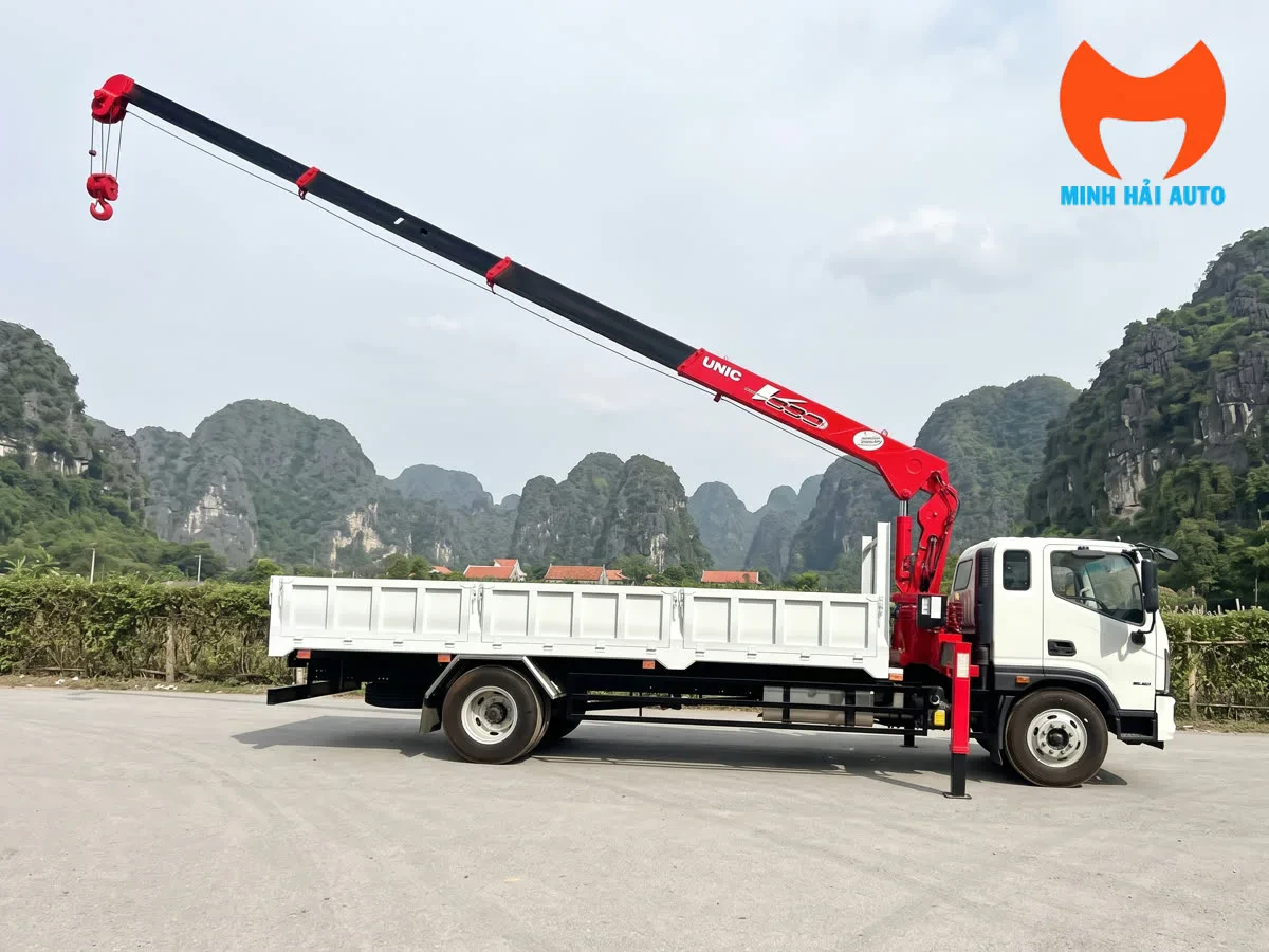 Xe tải hai trục gắn cẩu ống lồng đang vươn cần