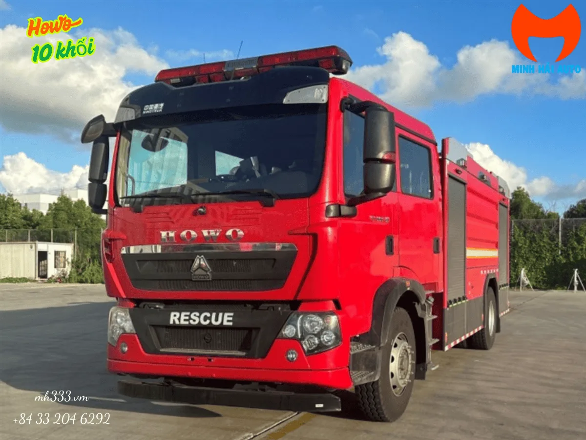 Xe chữa cháy HOWO 10 khối nhìn chính diện với cabin kép và dàn đèn ưu tiên