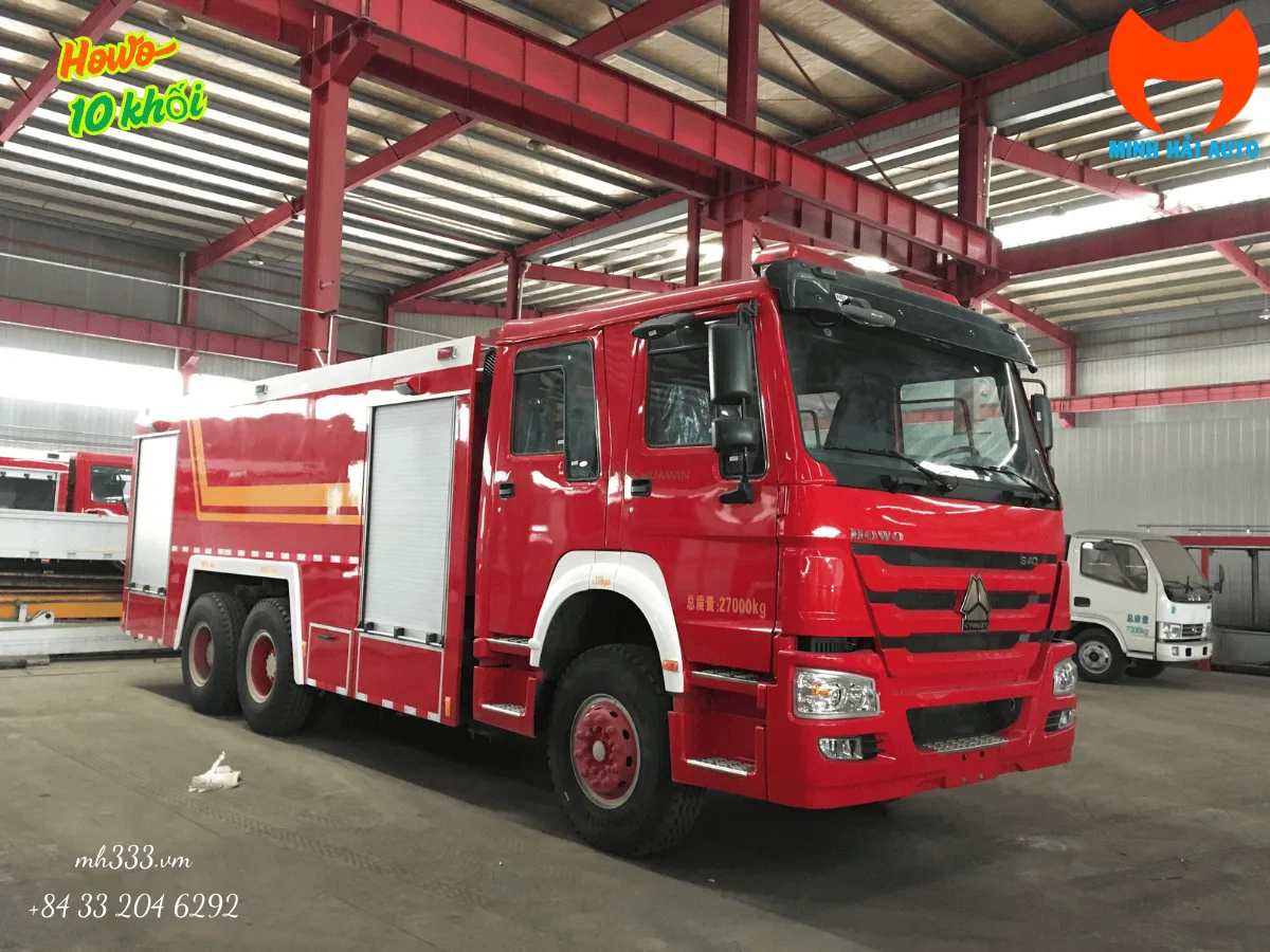 Xe chữa cháy 10 khối HOWO màu đỏ trong nhà xưởng