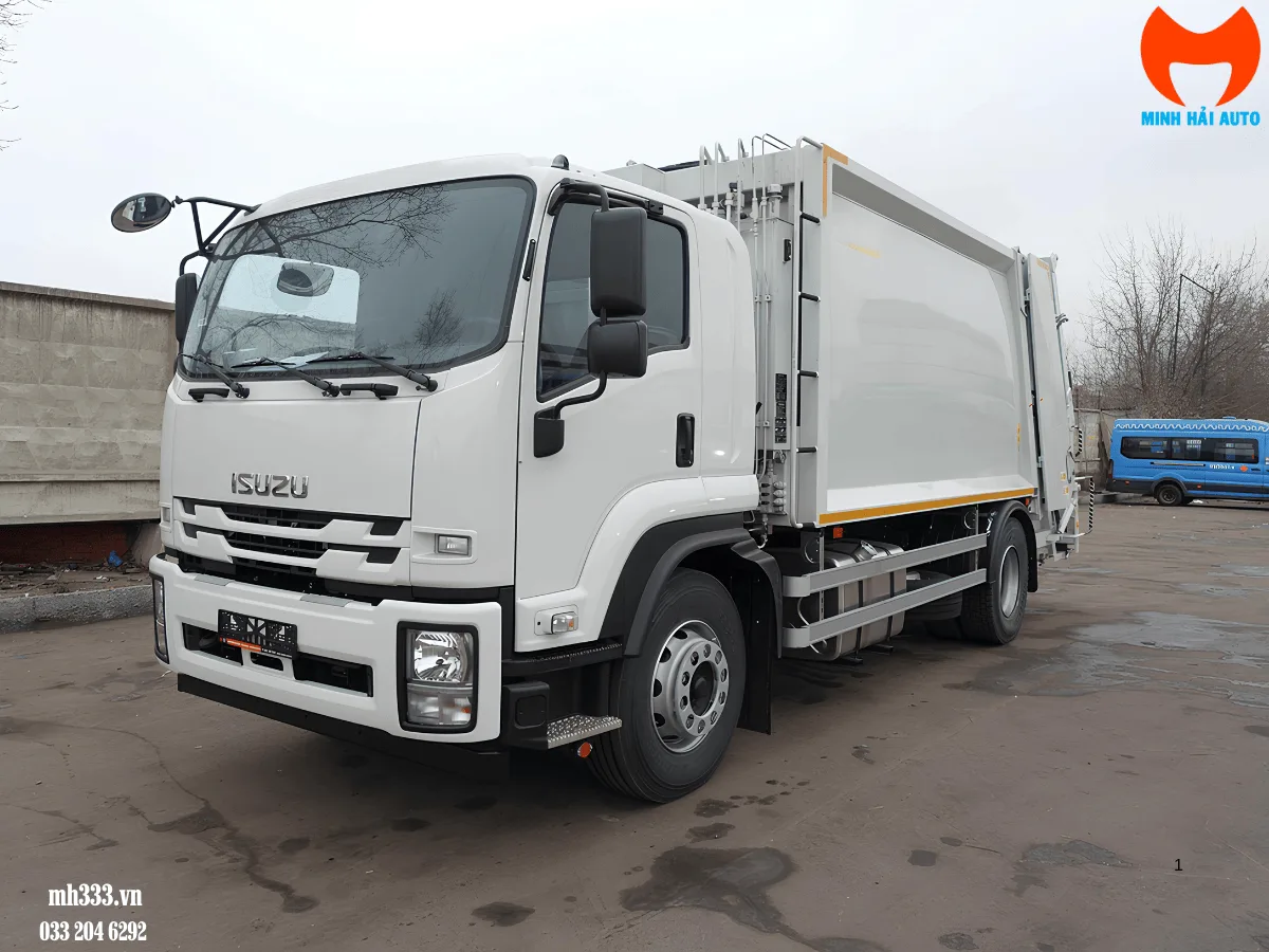 Xe cuốn ép rác Isuzu thùng kín màu trắng nhìn từ góc trước