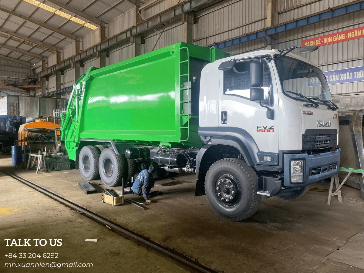 Xe cuốn ép rác Isuzu ba trục đang hoàn thiện tại xưởng