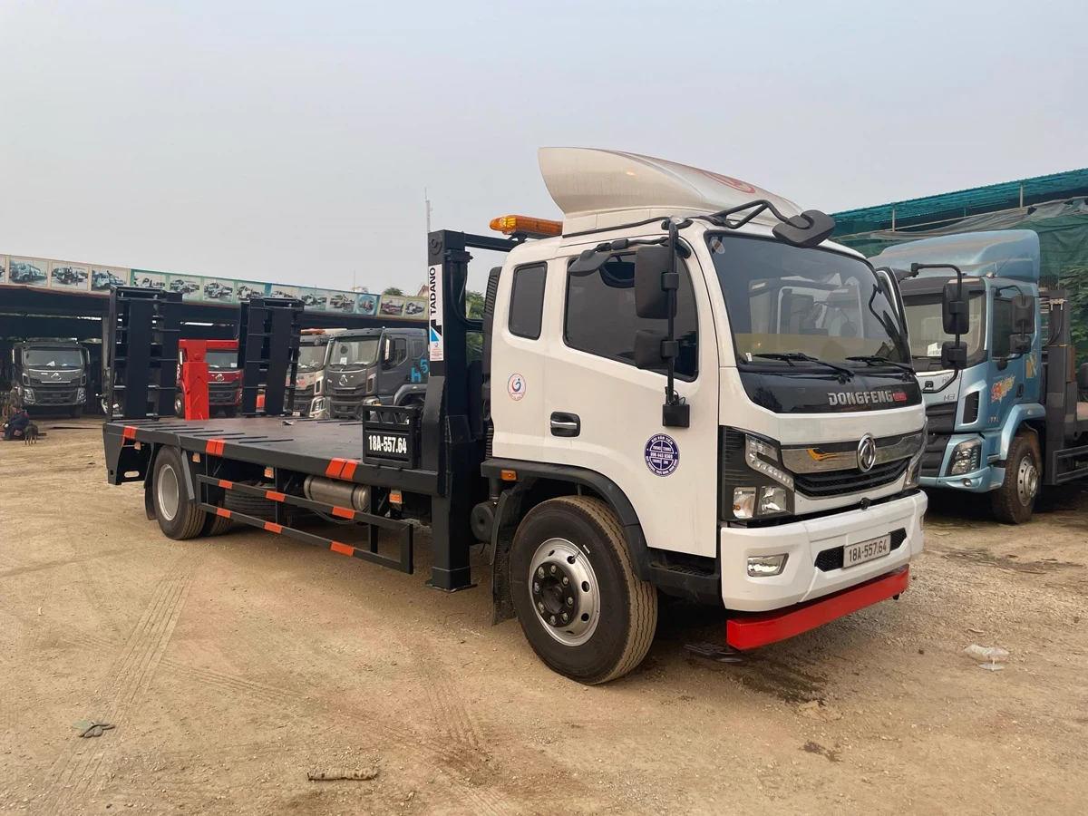 Xe cứu hộ Dongfeng D8 nhìn tổng thể sàn chở và xe nền tại bãi bàn giao