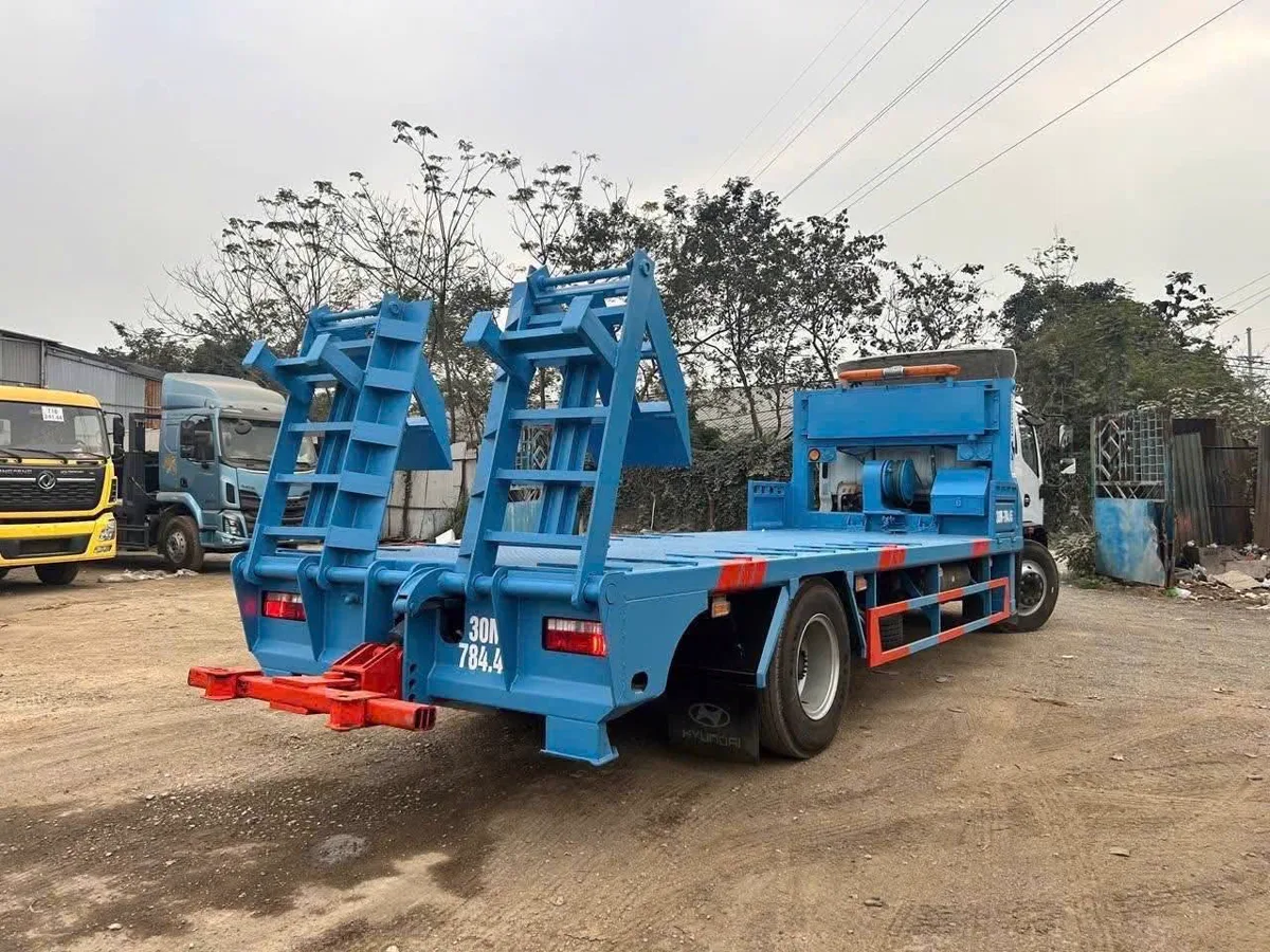 Phía sau xe cứu hộ Dongfeng D8 với cầu dẫn và càng kéo