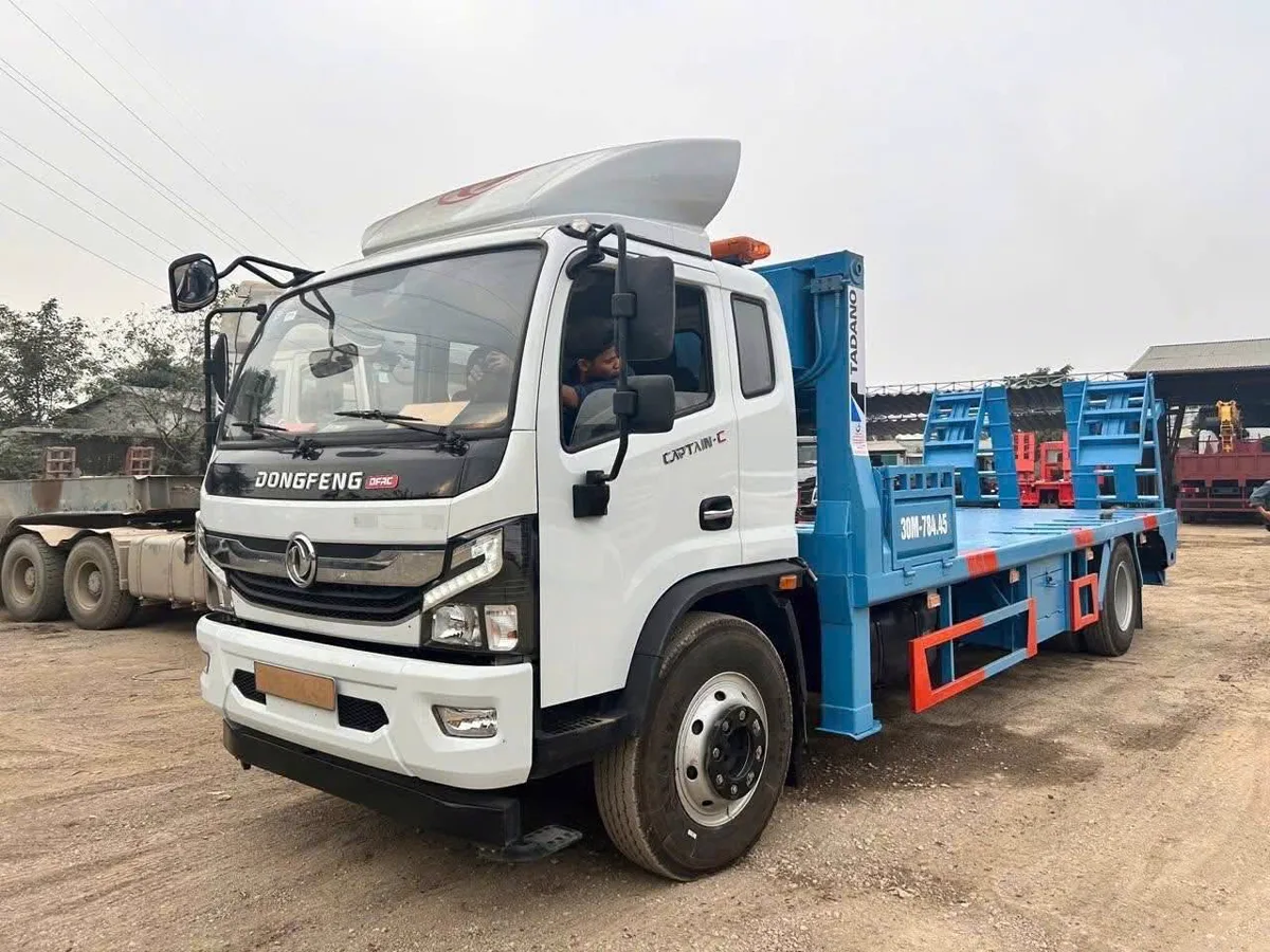 Toàn cảnh xe cứu hộ Dongfeng D8 nâng đầu càng kéo nhìn từ phía trước