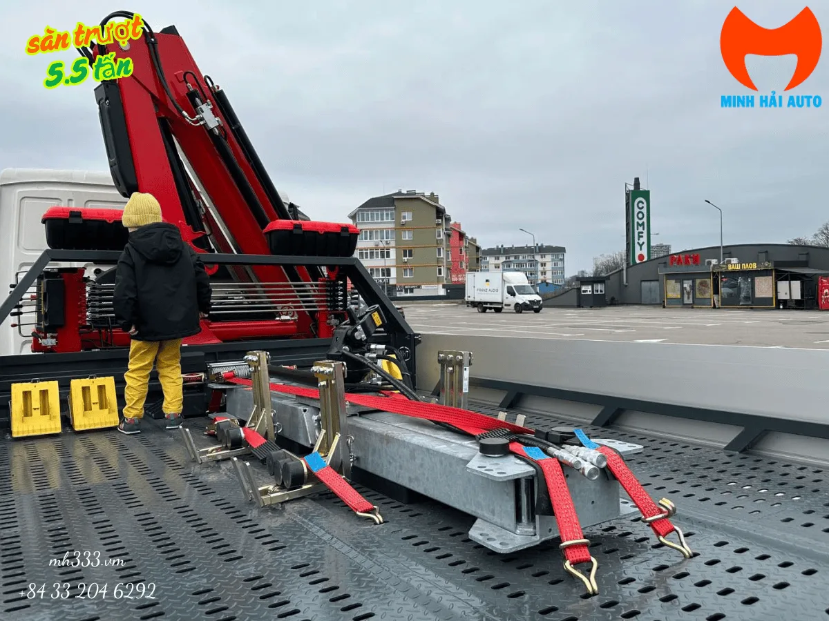 Cẩu gập và thiết bị neo giữ trên xe cứu hộ MAN TGL 12.190