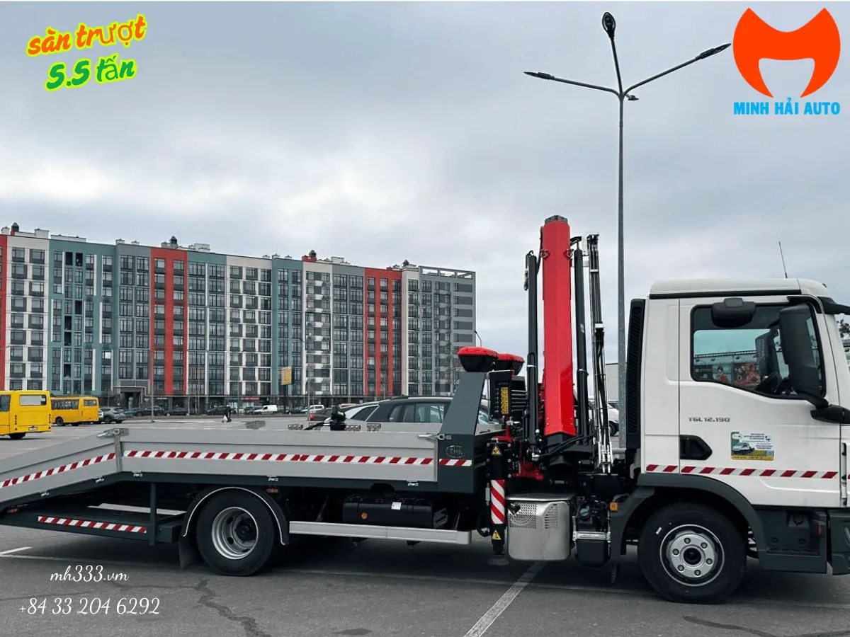 Xe cứu hộ MAN TGL 12.190 nhìn ngang với cẩu gập sau cabin
