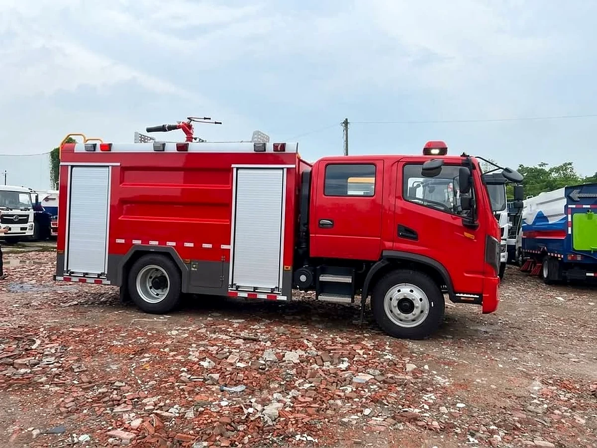 Thân xe chữa cháy cabin đôi với hai khoang rèm cuốn bên phải
