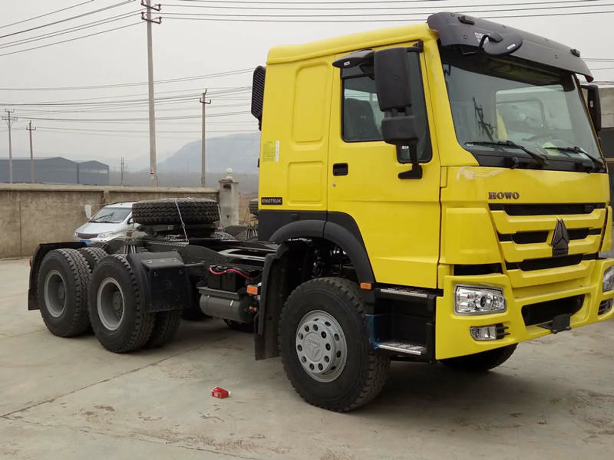 Xe đầu kéo HOWO 3 chân cabin vàng nhìn góc ba phần tư phía trước