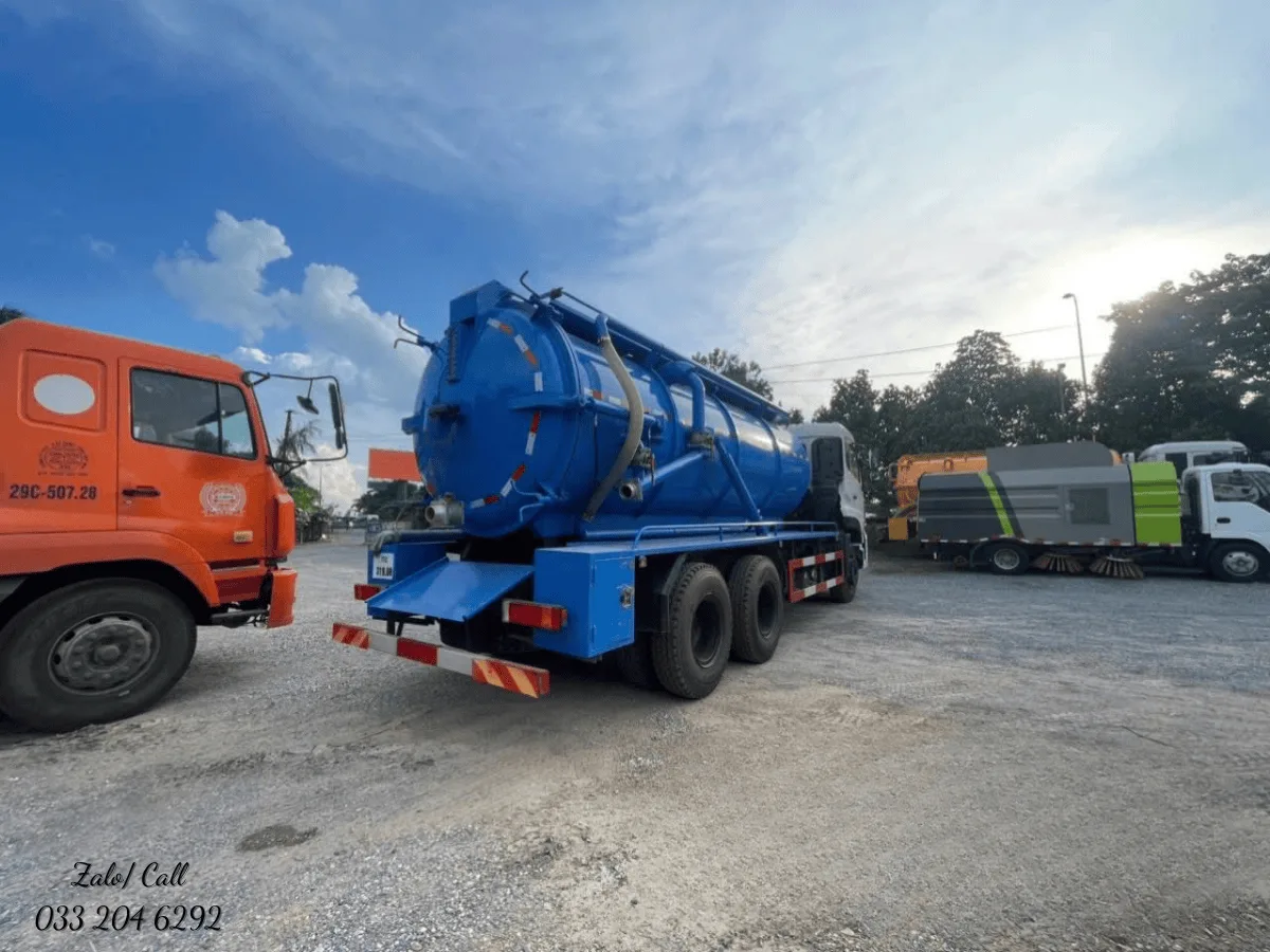 Đuôi bồn và cửa hậu của xe hút chất thải Dongfeng 13 khối