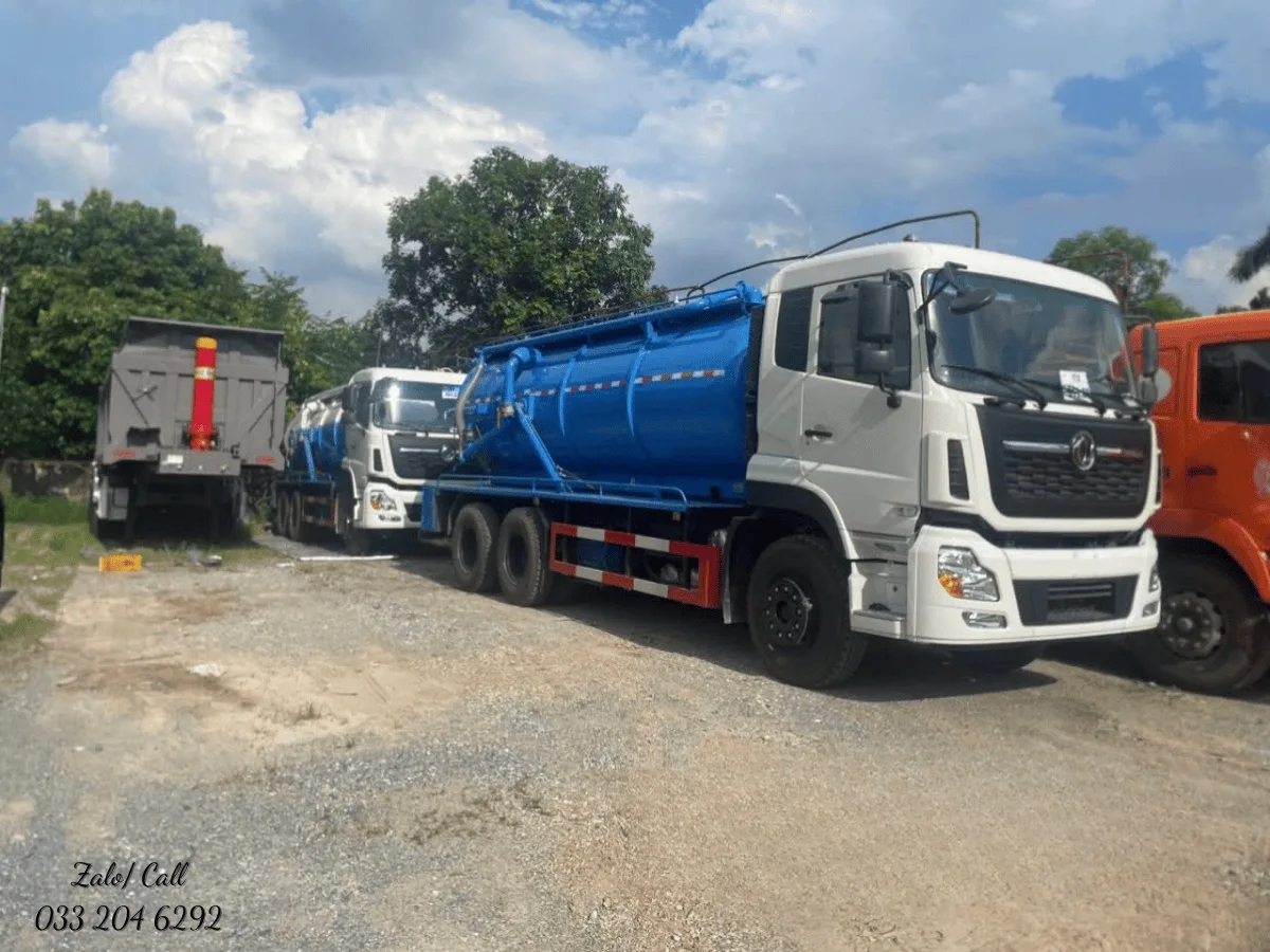 Xe hút chất thải Dongfeng 13 khối đỗ tại bãi xe cùng các xe chuyên dùng khác