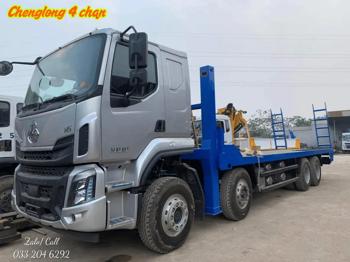 Kỹ thuật viên kiểm tra hệ thống thủy lực của xe nâng đầu Chenglong 4 chân