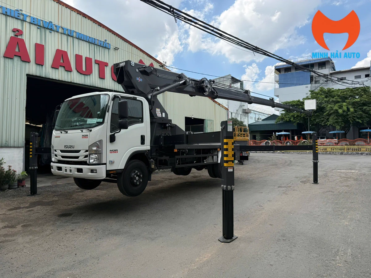 Ô tô nâng người 32 m làm việc ngoài hiện trường
