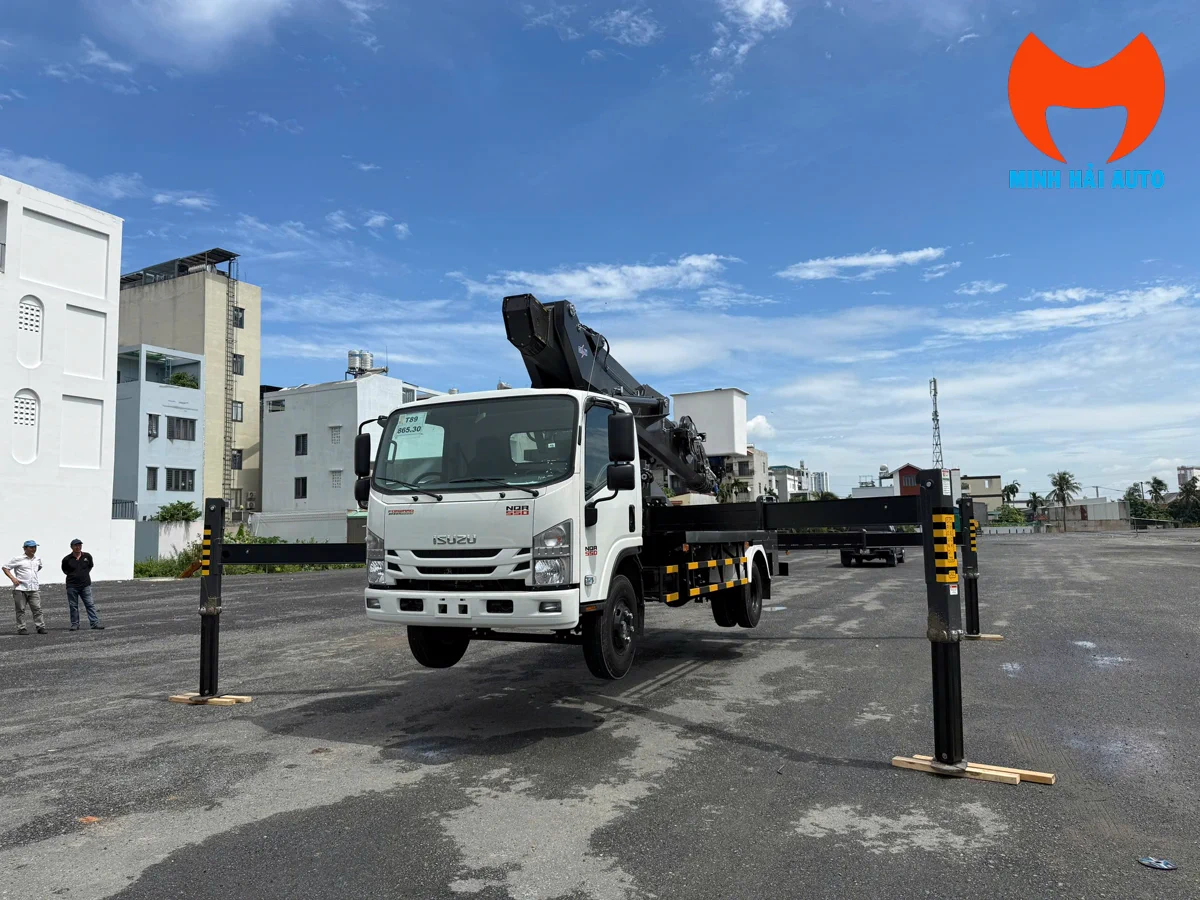 Xe ô tô nâng người góc bên, cabin và hệ chân chống