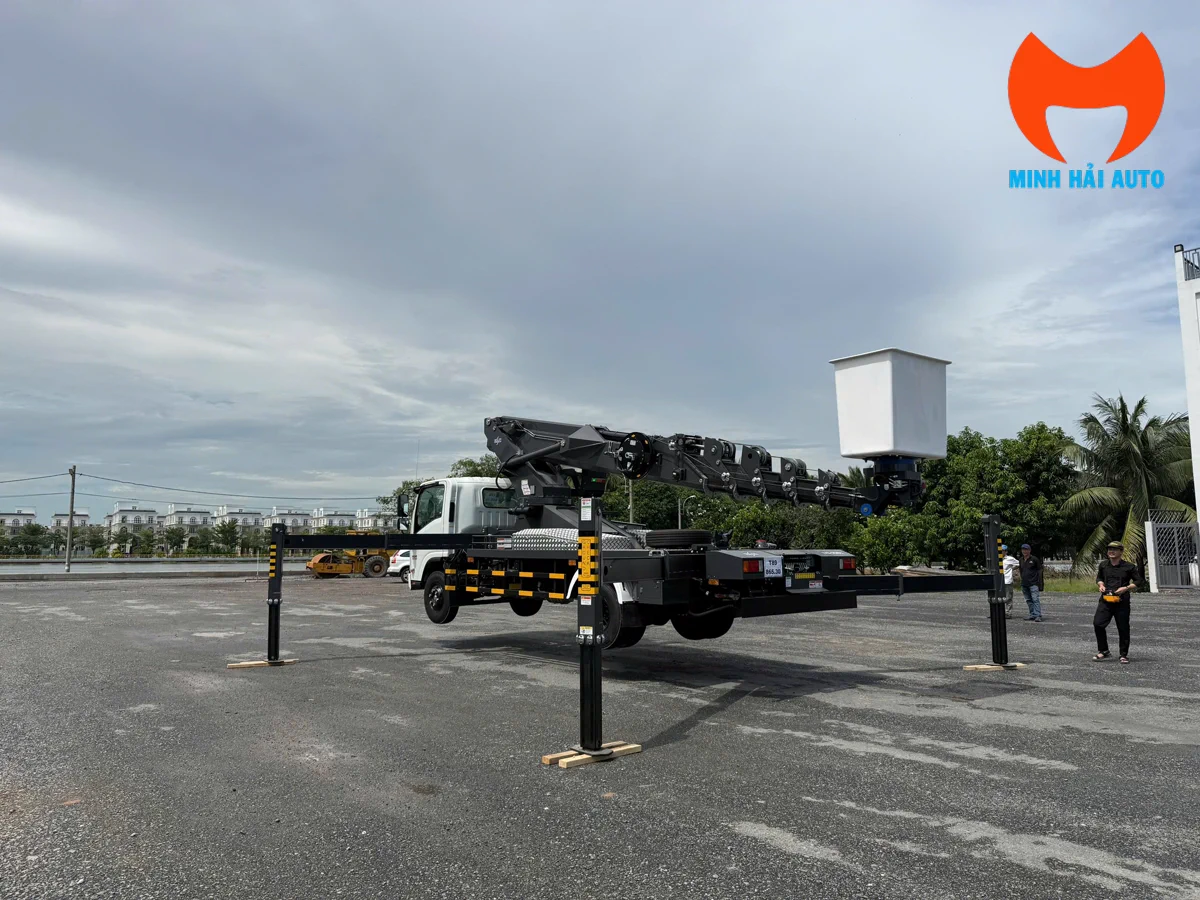 Xe ô tô nâng người trên hiện trường, chân chống mở