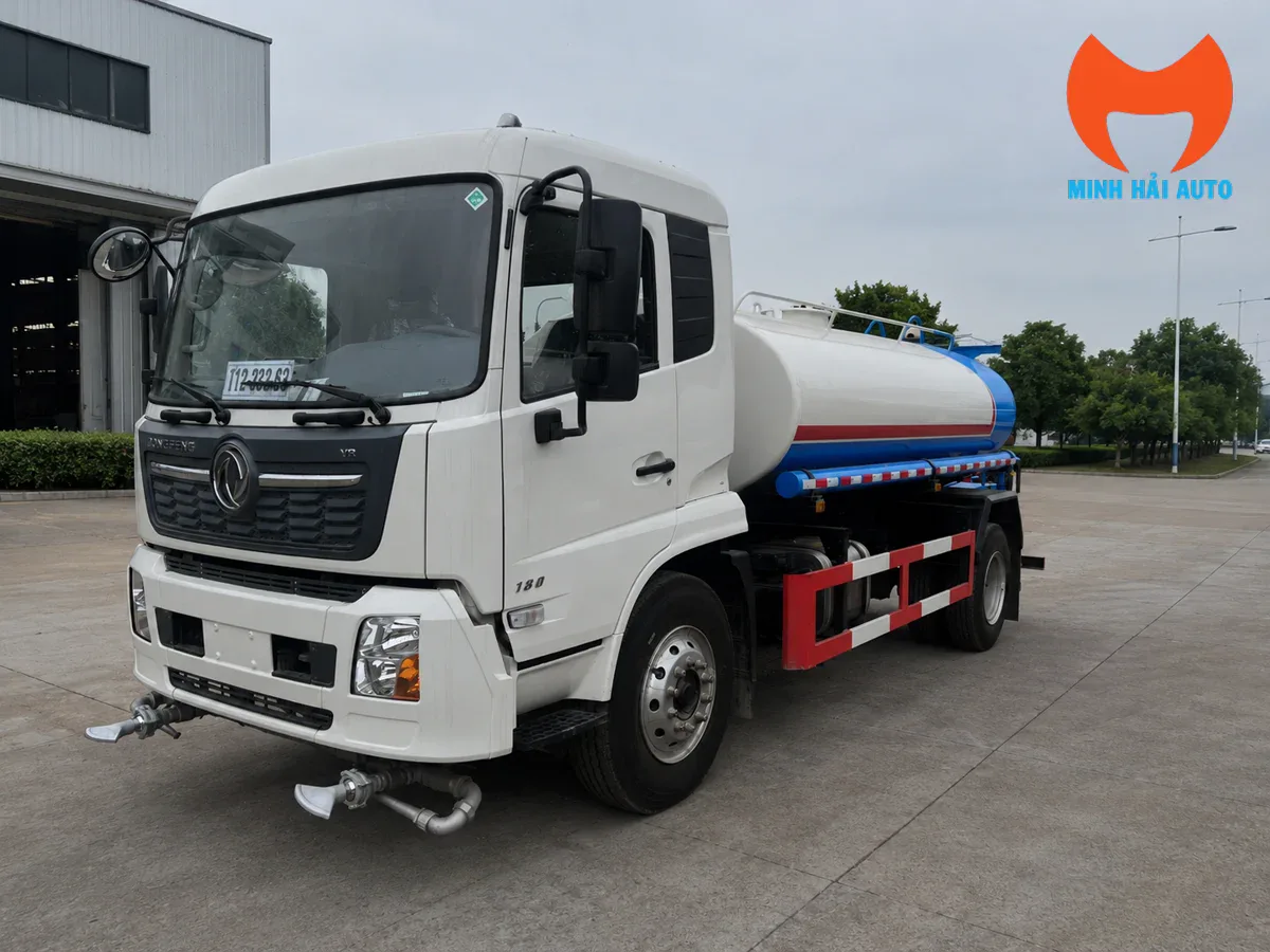 Xe phun nước rửa đường khoảng 9 khối góc tổng thể