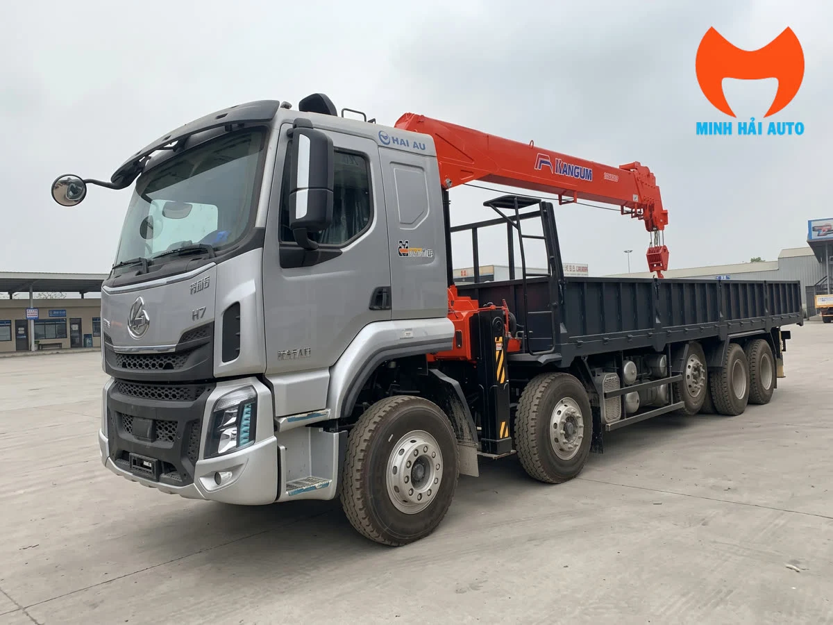 Xe tải nhiều trục lắp cẩu tự hành và thùng hàng