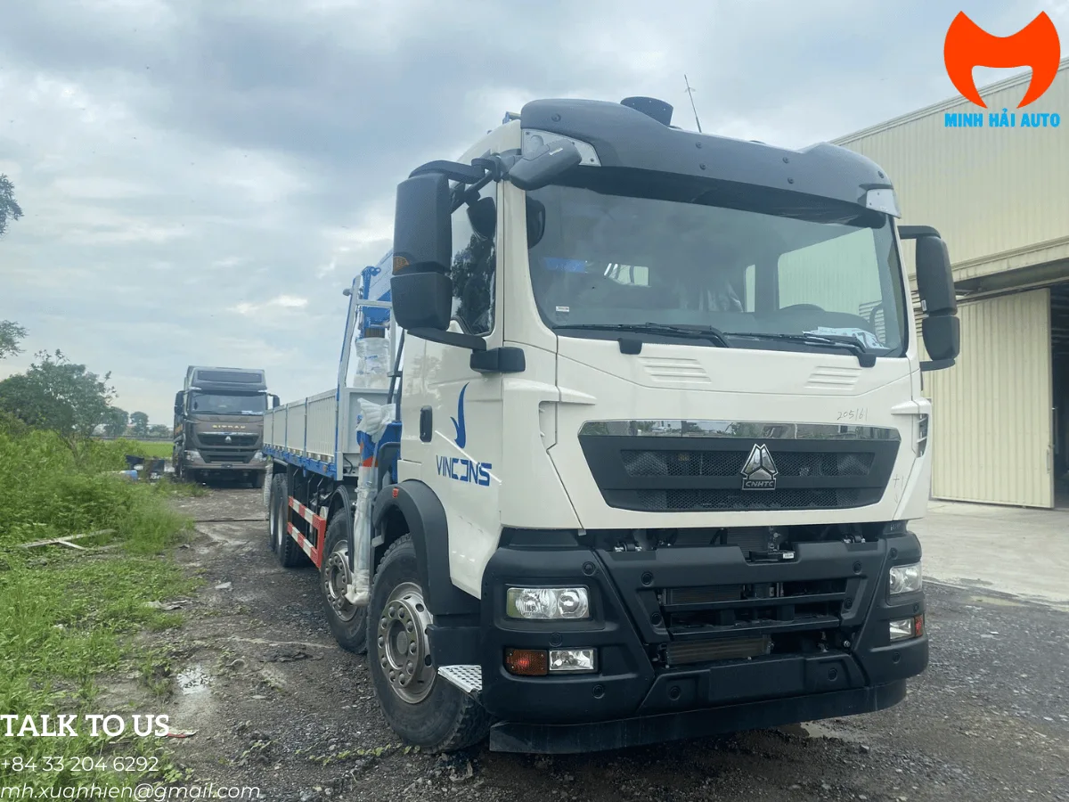 Xe tải gắn cẩu 20 tấn HOWO 8x4 đang cẩu kiện bê tông tại công trình