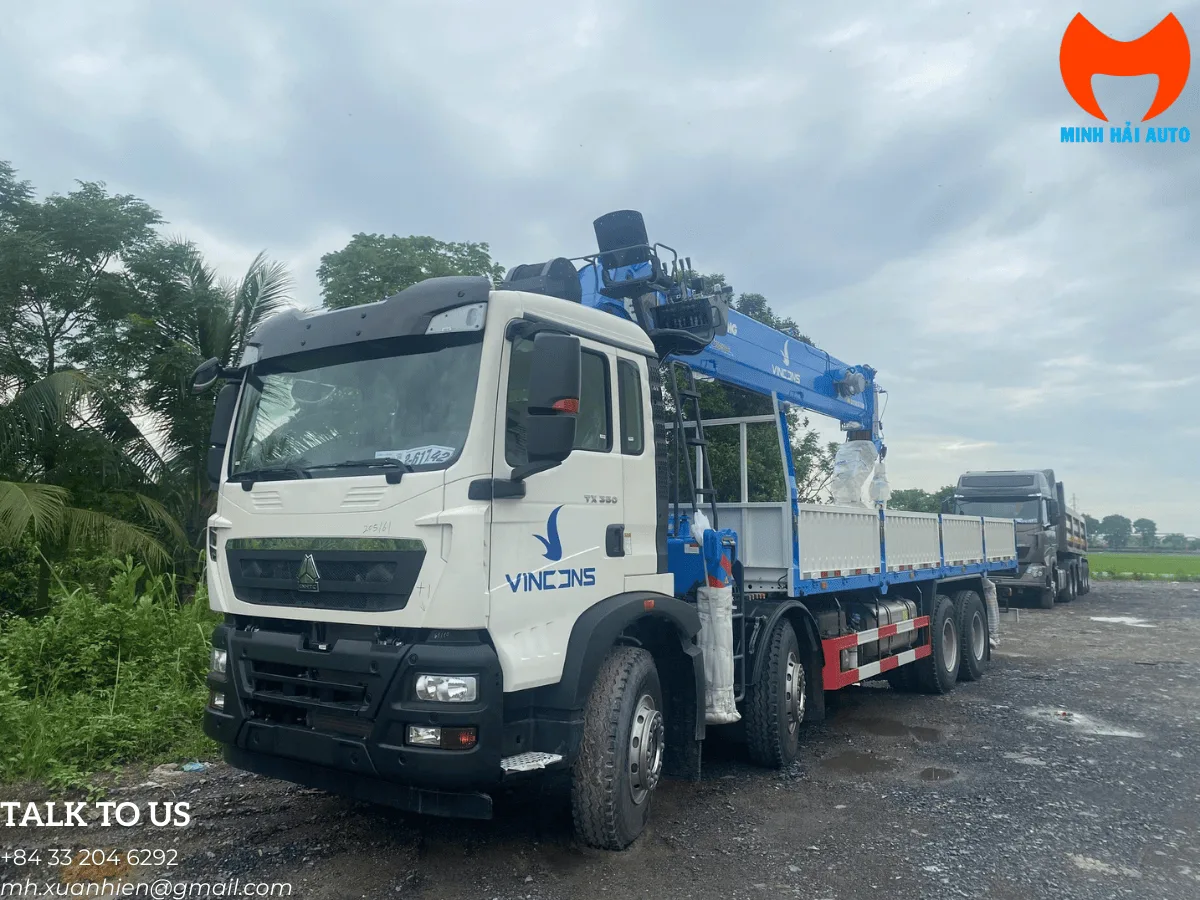 Xe tải gắn cẩu 20 tấn HOWO 8x4 gắn cẩu XCMG SQS500-6 toàn cảnh với chân chống mở