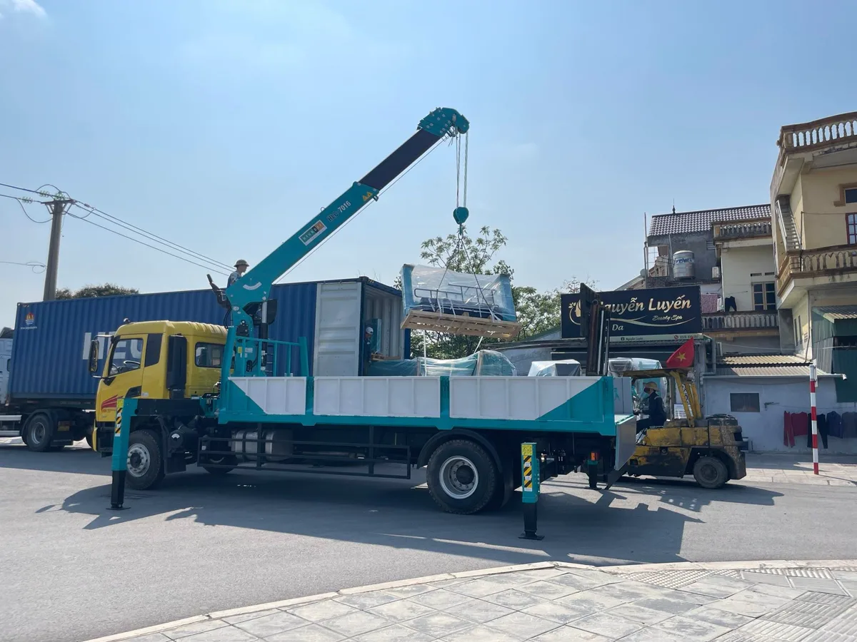 Cẩu Hyundai Everdigm HLC-7016 hạ thiết bị từ container xuống xe tải
