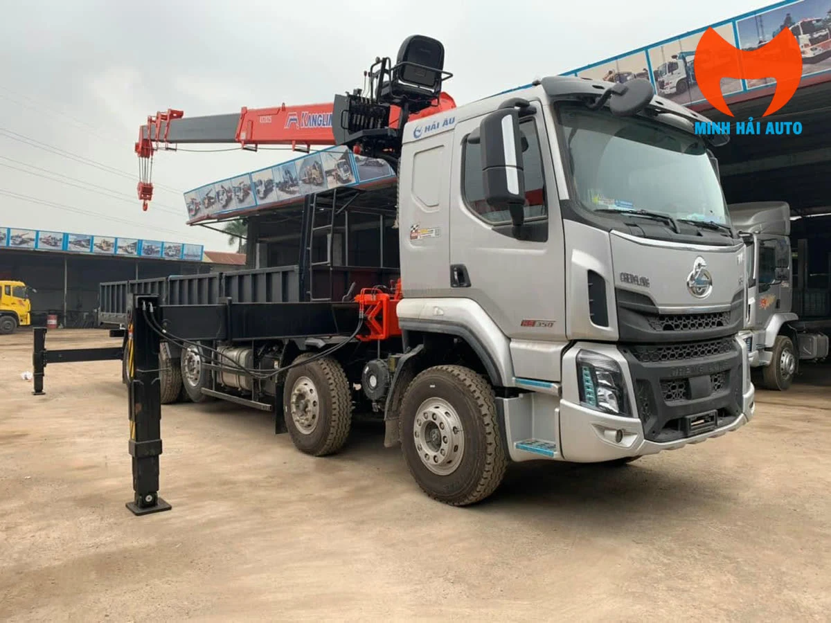 Xe tải gắn cẩu triển khai chân chống tại bãi