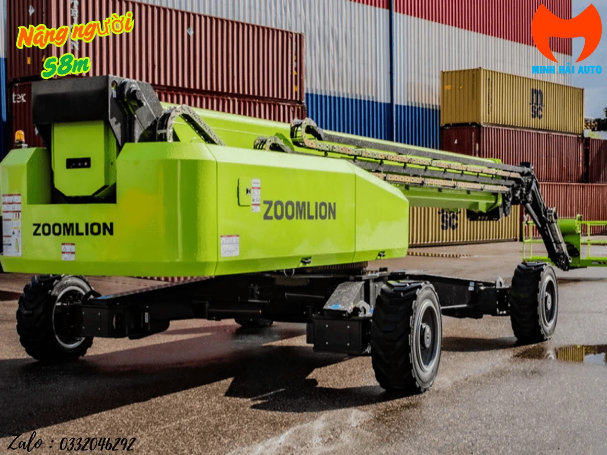 Xe nâng người Zoomlion ZT58J nhìn từ phía sau tại bãi container