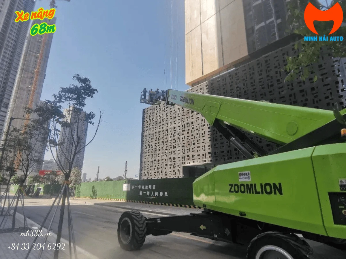 Zoomlion ZT68J mở cần làm việc tại khu vực công trình cao tầng