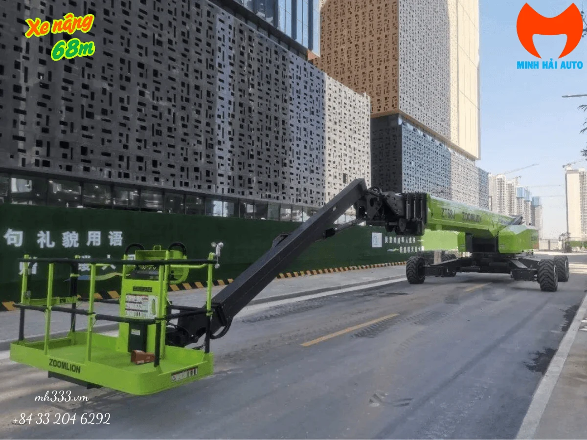 Xe nâng người cần thẳng Zoomlion ZT68J 68m ở trạng thái thu gọn tại công trường